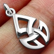 Tiny Silver Celtic Trinity Pendant, pn444